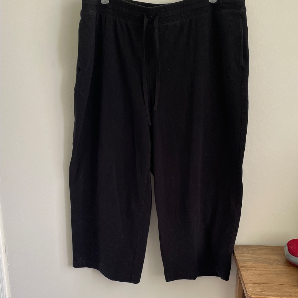 Karen Scott Black Capris